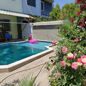 Ilirida-swimming Pool & Garden View For Rent Habitación en casa particular